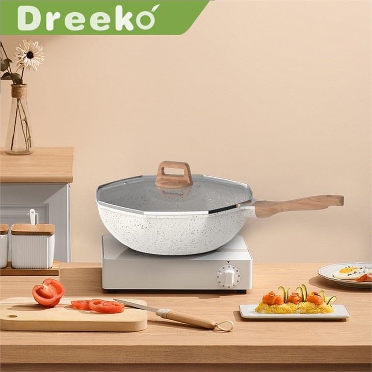 Tapadásmentes serpenyő fedéllel