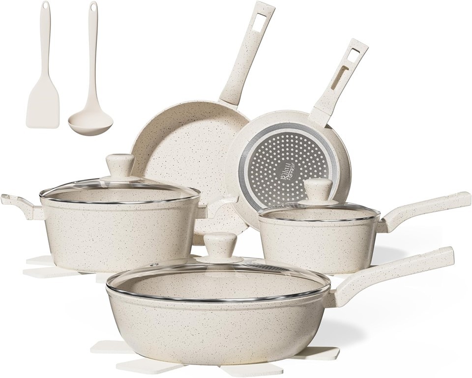 Fehér edénykészlet konyhai edénykészlettel